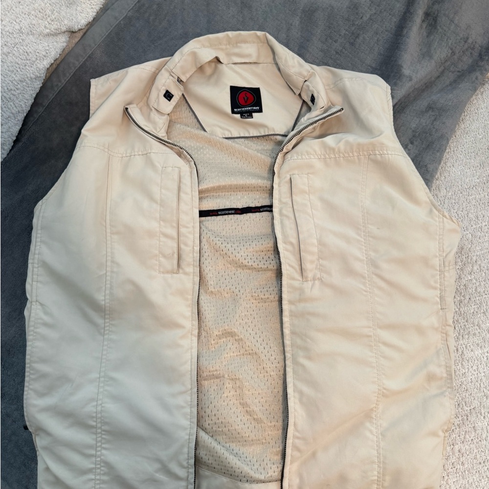 Scottevest Travel Vest with 26 pockets that fit up to an iPad!